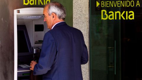 Un cliente de Bankia utilizaba ayer una máquina de transacciones de esa institución, en Madrid.