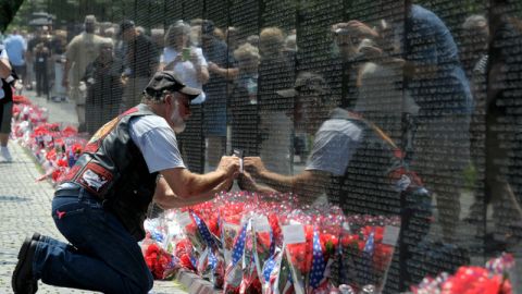 Verlin Maglitz, un veterano de guerra, copia los nombres de quienes fueron sus compañeros de batalla.
