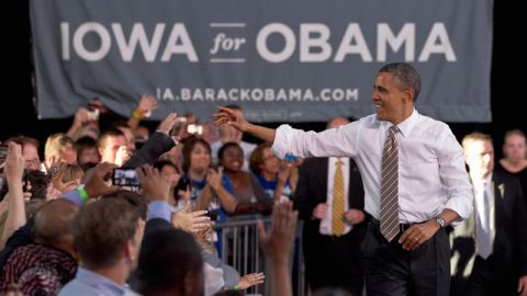 El presidente Barack Obama, durante una visita a sus partidarios en Des Moines, Iowa, se prepara para una de campañas presidenciales mas caras.
