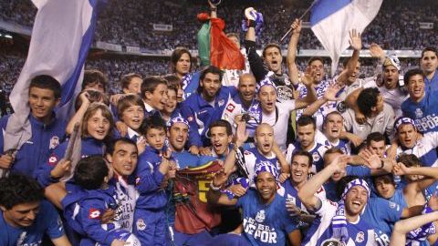 Los jugadores del Deportivo de La Coruña celebran el ascenso a Primera División tras vencer al SD Huesca por 2-1.