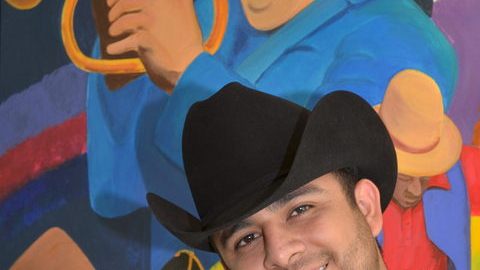 Francisco 'El Gallo', Elizalde prefiere cantar canciones románticas.