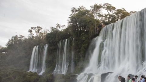 Varios turistas disfrutan de las cataratas del Iguazú, en Puerto de Iguazú en Argentina, que ha sido distinguida como una de las siete maravillas de la naturaleza por la fundación suiza "New 7 Wonders".