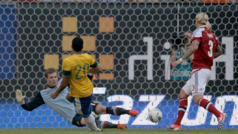 Hulk (20) de Brasil, define al centro, mientras Soerensen (izq.) va a su derecha y Simon Kjaer cierra tarde.