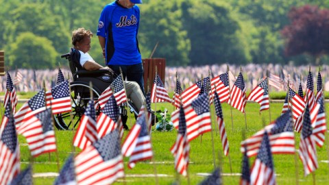 Donald Stewart y su esposa, Betty acudieron ayer en Wrightstown, N.J., a la tumba de su hijo, Twain S. Bryant, quien fue un veterano  de la Fuerza Naval.
