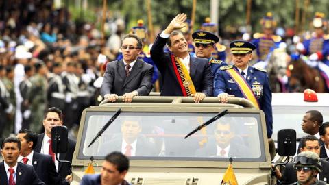 El presidente Rafael Correa (c), saluda a seguidores durante  el desfile militar por la conmemoración de los 190 años de la Batalla de Pichincha, el pasado 24 de mayo.