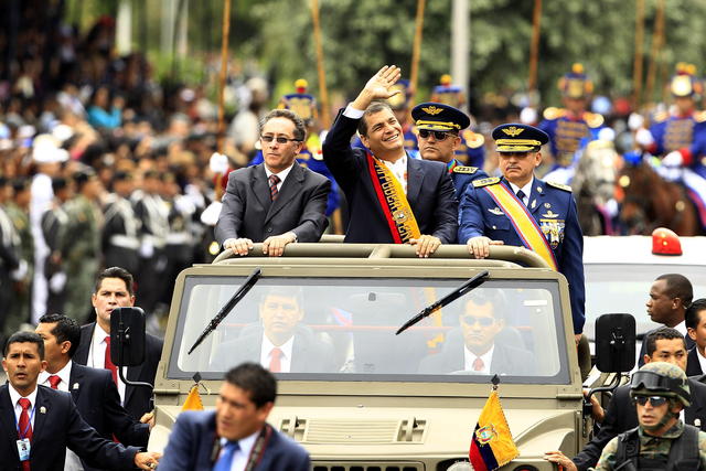El presidente Rafael Correa (c), saluda a seguidores durante  el desfile militar por la conmemoración de los 190 años de la Batalla de Pichincha, el pasado 24 de mayo.