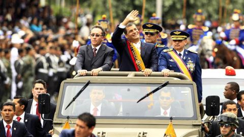 El presidente Rafael Correa (c), saluda a seguidores durante el desfile militar por la conmemoración de los 190 años de la Batalla de Pichincha, el pasado 24 de mayo.