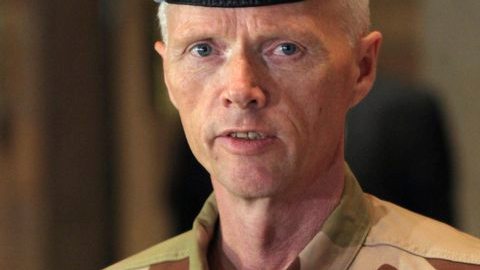 El jefe de la misión de observadores de ONU  en Siria, general sueco Robert Mood,  condena  los atentados en la localidad siria de Houlla, ayer.