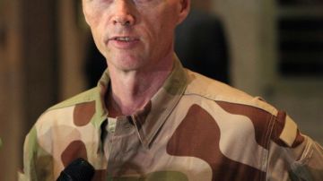 El jefe de la misión de observadores de ONU  en Siria, general sueco Robert Mood,  condena  los atentados en la localidad siria de Houlla, ayer.