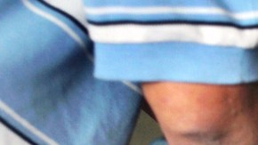 Pedro Granadas hace más de 30 años que es sobador. Granadas masajea la espalda de un cliente.