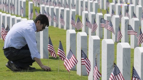 Tom Azuma presenta sus respetos frente a la tumba de su padre Eric Norton, quien peleó en la II Guerra Mundial, en Corea y Vietnam.
