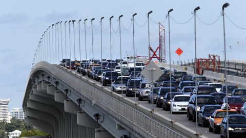 Vista del puente McArthur, entre Miami y Miami Beach, donde un policía mató al hombre que ometía el acto de canibalismo.