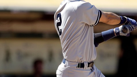 Derek Jeter conecta un foul en la novena entrada del juego de ayer.  En su primer turno dio un hit para ocupar en solitario el 14to lugar de todos los tiempos.
