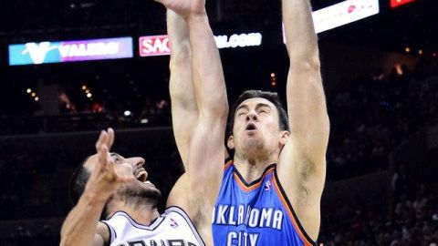 Nick Collison (der.) defiende ante  Manu Ginóbili.