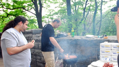 Amigos y familiares del sargento Merlín Germán, realizaron ayer su quinta barbacoa anual en honor al héroe estadounidense de origen dominicano.