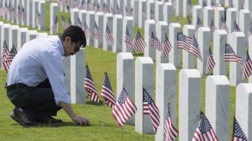 Tom Azuma presenta sus respetos frente a la tumba de su padre Eric Norton, quien peleó en la II Guerra Mundial, en Corea y Vietnam.