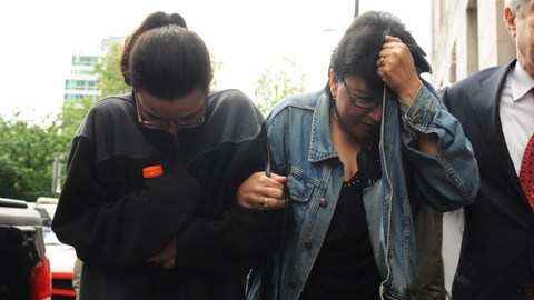 Rosemary Hernández (centro), esposa de  Pedro Hernandez, y su hija  Becky (izq.) saliendo  de la Corte Criminal de Manhattan, con el abogado Harvey Fishbein.