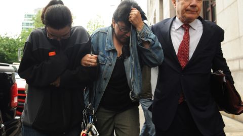 Rosemary Hernández (centro), esposa de  Pedro Hernandez, y su hija  Becky (izq.) saliendo  de la Corte Criminal de Manhattan, con el abogado Harvey Fishbein.