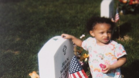 Gelayne Mari visita la tumba de su padre.