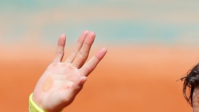 Roger Federer saluda al público tras ganar en su debut en Roland Garros.