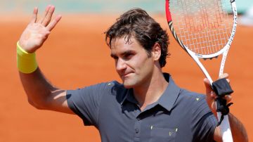 Roger Federer saluda al público tras ganar en su debut en Roland Garros.