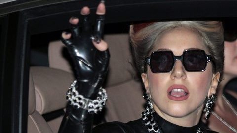 Lady Gaga canceló su show en Yakarta por protestas religiosas.