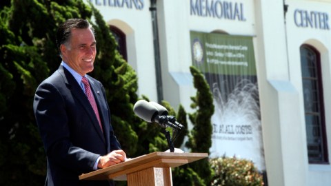 Mitt Romney habla a la prensa en San Diego, ayer.