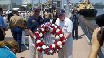 Veteranos lanzaron ofrendas florales al río Hudson en honor a los héroes.