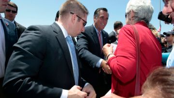 Mitt Romney saluda a copartidarios  en un acto político  ayer en San Diego.