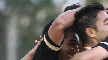 Marco Fabian (c) recibe la felicitación de sus compañeros tras conseguir un gol ante Bielorrusia.