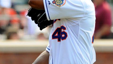El relevista panameño Manny Acosta (46) sale  del juego tras permitir un cuadranguelar  de tres  carreras a los Filis en la novena entrada.