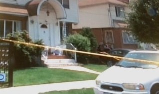Fachada de la casa donde ocurrió el crimen en Queens.