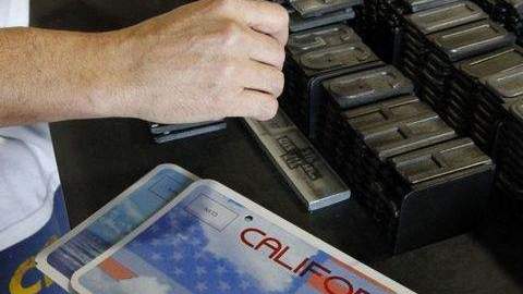 Un preso selecciona las letras y números que se utilizan para hacer una placa conmemorativa especial en las industrias penitenciarias de la Prisión Estatal de Folsom en Folsom, California.