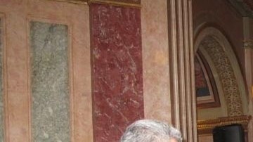 El locutor radiofónico Javier Salas lidera la campaña en pro de las licencias en los medios de comunicación en español, según la ICIRR.