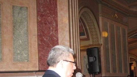 El locutor radiofónico Javier Salas lidera la campaña en pro de las licencias en los medios de comunicación en español, según la ICIRR.