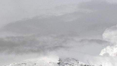 El volcán está ubicado entre los límites de los departamentos de Caldas y Tolima, y se alza 5,321 metros sobre el nivel del mar.