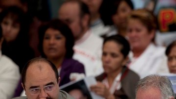 Margarita López Pérez  narra la desaparición de su hija Yahaira Barahona, mientras Javier Sicilia (centro) enjuga sus lágrimas.