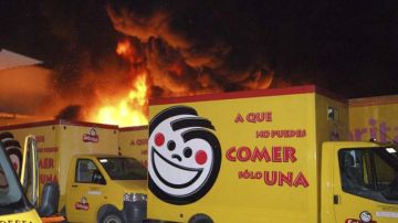 Las llamas se levantan desde un almacén de papas fritas, de la compañía Sabritas, en Lázaro Cardenas, México.