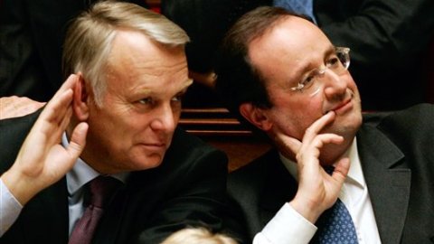 Ayrault (derecha) y Hollande (izquierda) no descartan seguir avanzando con Alemania sobre el impuesto a las transacciones financieras.