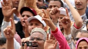 Varios miles de manifestantes pidieron a los tribunales egipcios descalificar al eprimer ministro Shafik, gritando al unísono: "¿Dónde está la revolución?".