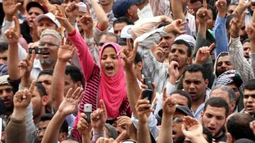 Varios miles de manifestantes pidieron a los tribunales egipcios descalificar al eprimer ministro Shafik, gritando al unísono: "¿Dónde está la revolución?".