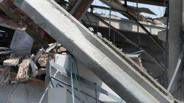 Bomberos atienden la emergencia en la empresa “Meta” de construcción, que se derrumbó tras el sismo.