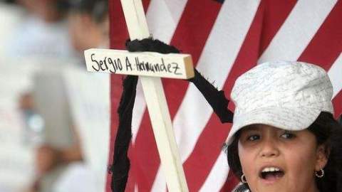 La menor hispana Alondra Rojas de 9 años interviene en una protesta por la muerte del inmigrante Sergio Adrián Hernández Guereca ocurrida en la frontera.