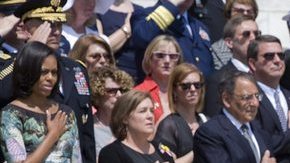 El presidente   Barack Obama,  junto al comandante del Distrito Militar de Washington,   Michael Linnington (der.), en la tradicional ceremonia del 'Memorial Day'.