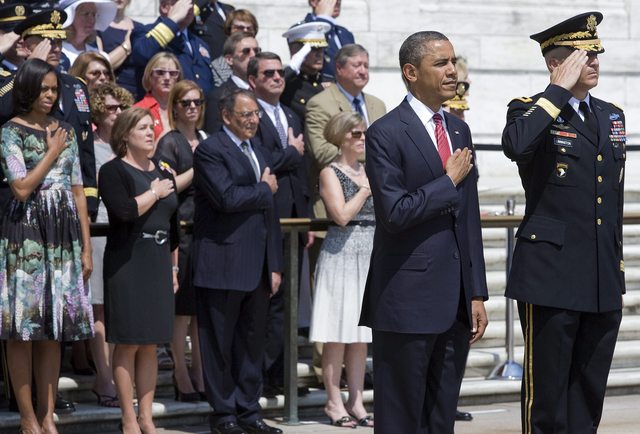 El presidente   Barack Obama,  junto al comandante del Distrito Militar de Washington,   Michael Linnington (der.), en la tradicional ceremonia del 'Memorial Day'.