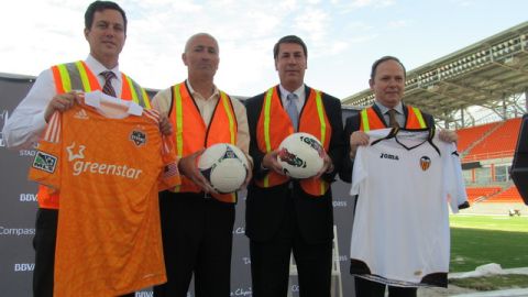 El presidente del Dynamo de Houston Chris Canetti (izquierda) al anunciar el partido ante Valencia.