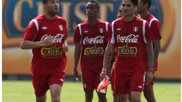 De der. a izq. los jugadores de la selección de Perú, Paolo Guerrero, , André Carrillo y  Alberto Rodríguez, tras una práctica del combinado inca.