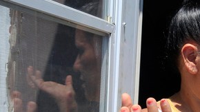 Norma Hernández era entrevistada por la prensa ayer en su hogar situado en Camden, Nueva Jersey.