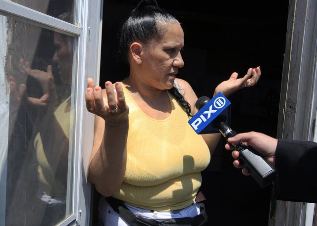 Norma Hernández era entrevistada por la prensa ayer en su hogar situado en Camden, Nueva Jersey.