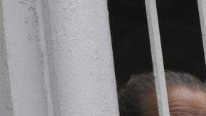 Julie Patz ve por la ventana de su apartamento en Soho, en Manhattan.